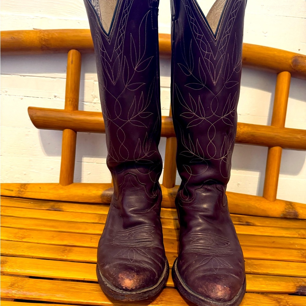Women’s Burgundy Cowboy Boots size 8.5
Good condition, new heels.